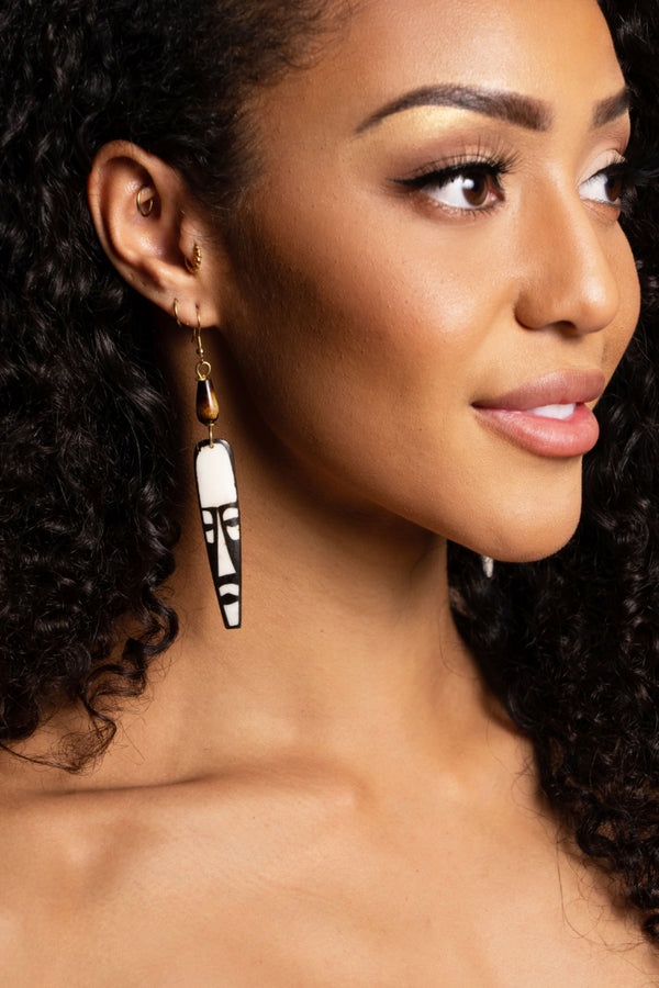 Zara - Boucles d'oreilles en os avec masque africain